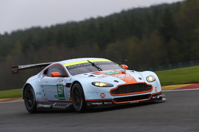 Bild: Darren TurnerStefan MückePeter Dumbreck - Aston Martin Racing - Aston Martin V8 Vantage GT2