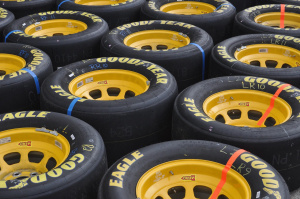 Regenreifen, Slicks oder Semi-Slicks? Tipps für wechselnde Streckenbedingungen