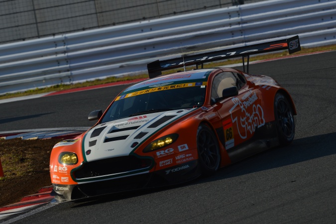 Bild: Hiroki YoshimotoKazuki Hoshino - A Speed - Aston Martin V8 Vantage GT2