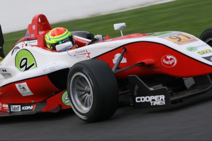 Bild: Alexander Sims - ART Grand Prix - Dallara F308 - AMG Mercedes