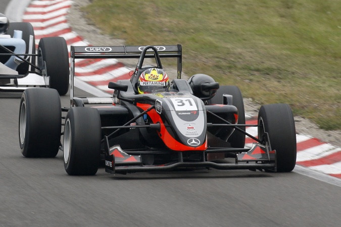 Bild: Rio Haryanto - C F Racing / Manor Motorsport - Dallara F308 - AMG Mercedes