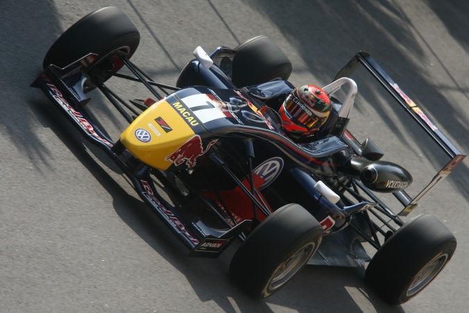 Bild: Brendon Hartley - Carlin Motorsport - Dallara F308 - Volkswagen