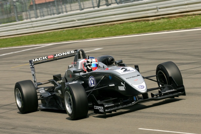 Bild: Kevin Magnussen - Carlin Motorsport - Dallara F308 - Volkswagen