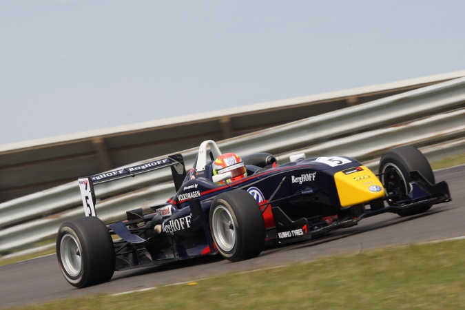 Bild: Laurens Vanthoor - Carlin Motorsport - Dallara F308 - Volkswagen