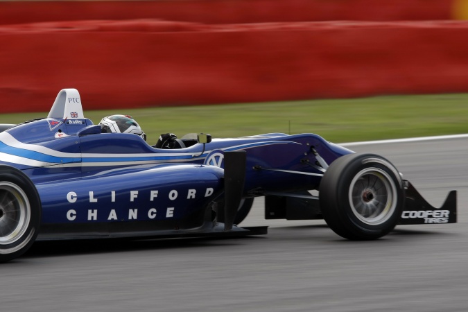 Bild: Richard Bradley - Carlin Motorsport - Dallara F312 - Volkswagen