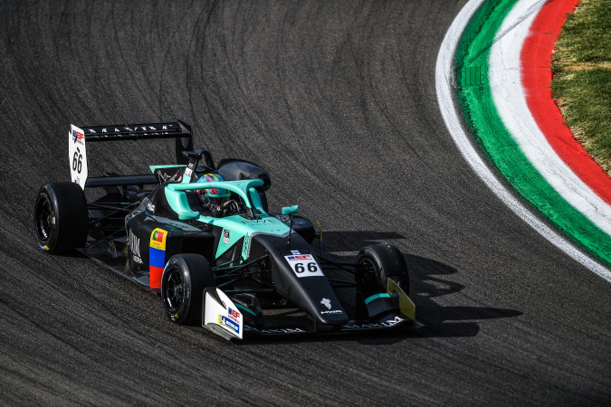 Bild: Zdenek Chovanec - Double R Racing - Dallara F320 - HWA Mercedes