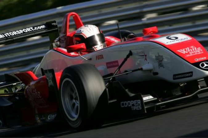 Bild: Oliver Webb - Fortec Motorsport - Dallara F308 - AMG Mercedes