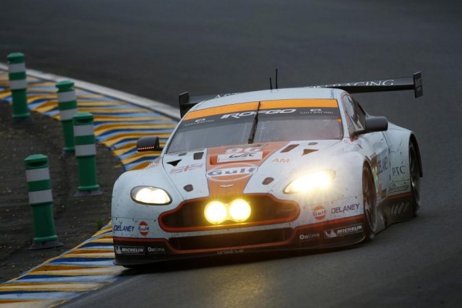 Bild: Jamie Campell-WalterRoald GoetheStuart Hall - Gulf Racing - Aston Martin V8 Vantage GT2