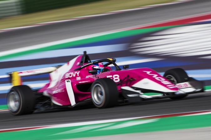 Bild: Sarah Bovy - Hitech Racing - Tatuus F3 T-318 - Alfa Romeo