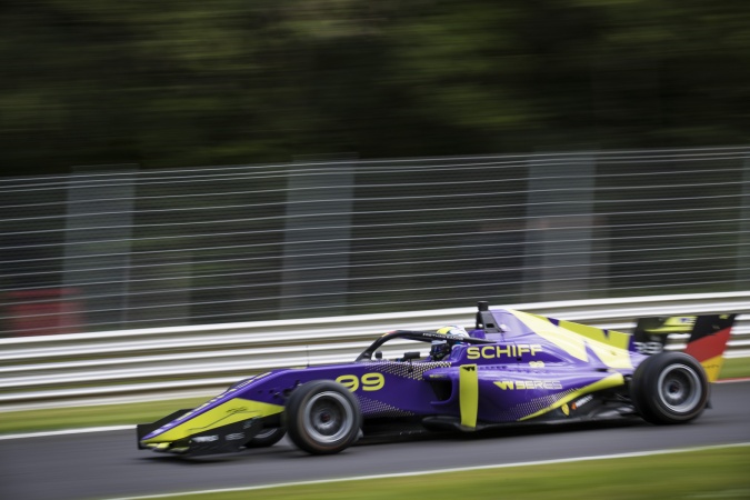 Bild: Naomi Schiff - Hitech Racing - Tatuus F3 T-318 - Alfa Romeo