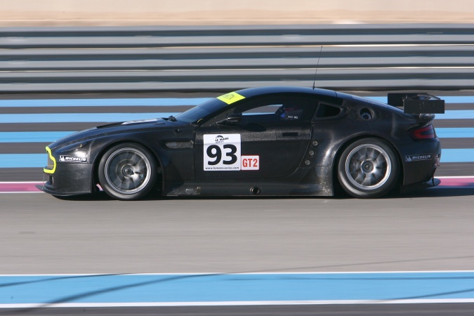 Bild: Alan van der MerweStephane LemeretMichael Outzen - James Watt Automotive - Aston Martin V8 Vantage GT2