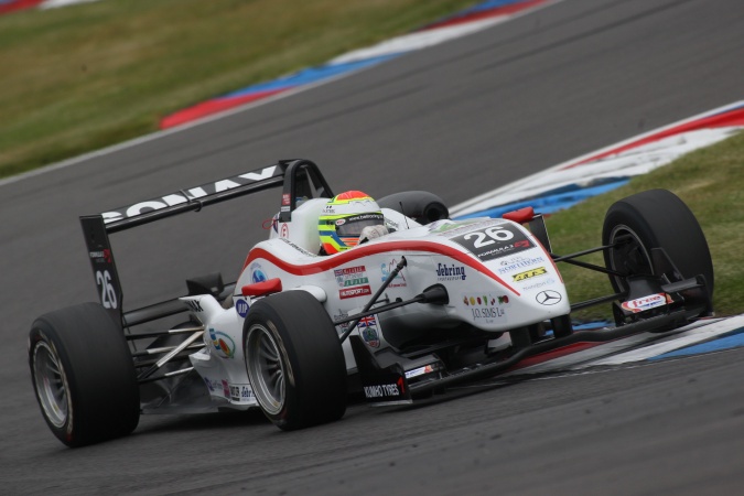 Bild: Alexander Sims - Mücke Motorsport - Dallara F308 - AMG Mercedes