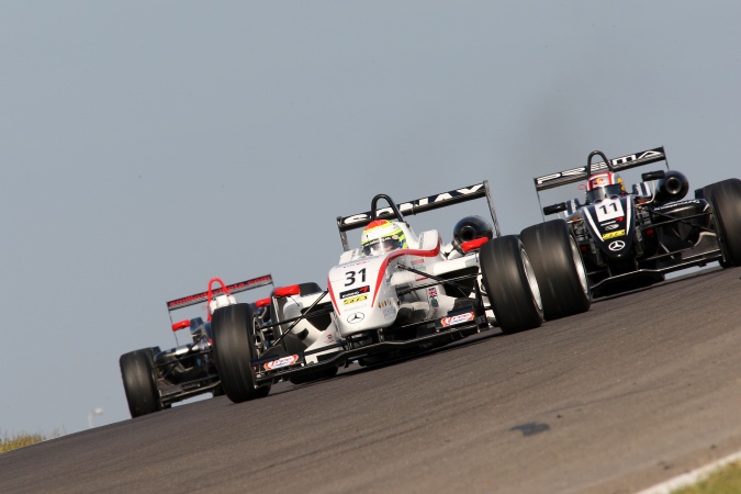 Bild: Alexander Sims - Mücke Motorsport - Dallara F308 - AMG Mercedes