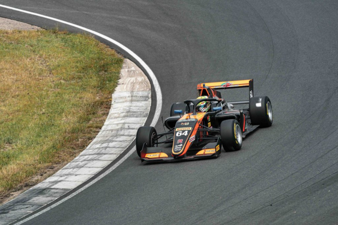 Bild: Mari Boya - Van Amersfoort Racing - Tatuus F3 T-318 - Alpine