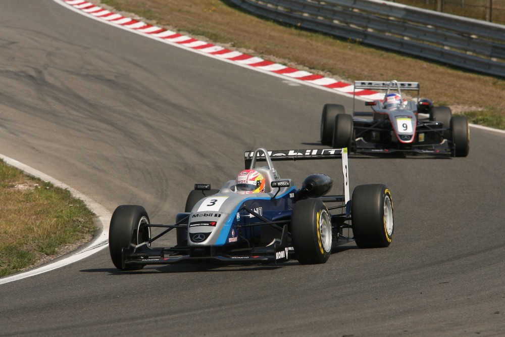 Kamui Kobayashi - ASM - Dallara F305 - AMG Mercedes