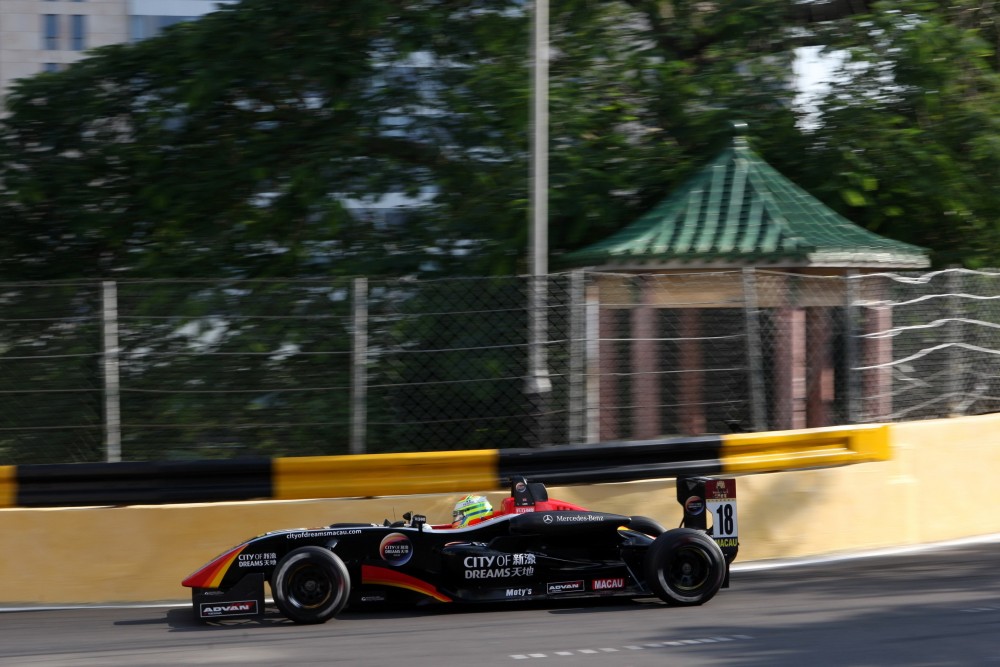 Alexander Sims - Räikkönen Robertson Racing - Dallara F308 - AMG Mercedes
