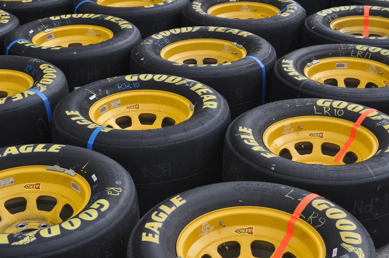 Regenreifen, Slicks oder Semi-Slicks? Tipps für wechselnde Streckenbedingungen