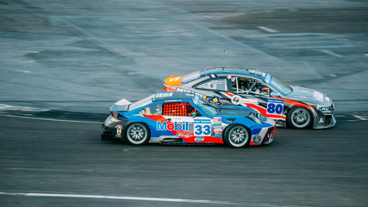 Wie Wettanbieter mit neuen Branding-Strategien zurück in den Motorsport drängen