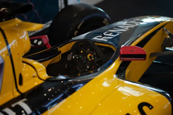 Das Innenleben von F1-Autos und wie es sich drastisch von herkömmlichen Alltagsfahrzeugs unterscheidet