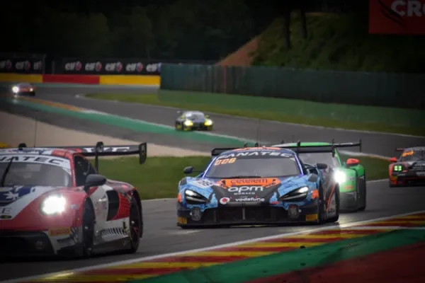 Wie Daten und Analytik Motorsport-Wetten und Plattformen wie Robocat Casino verändern