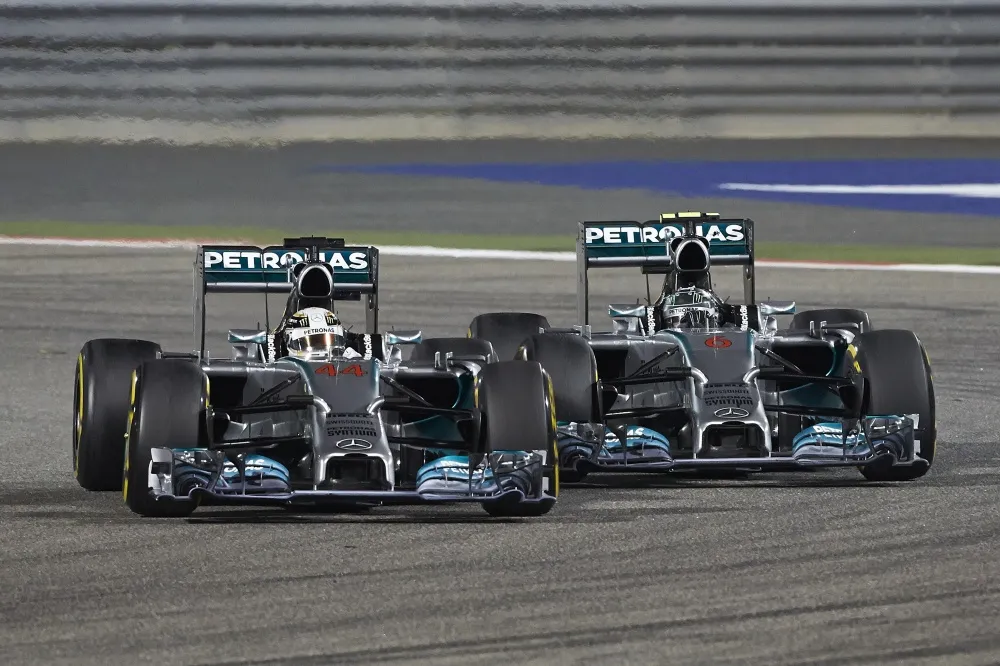 Bild des Rennens: Faszinierender Kampf des Mercedes-Duos
