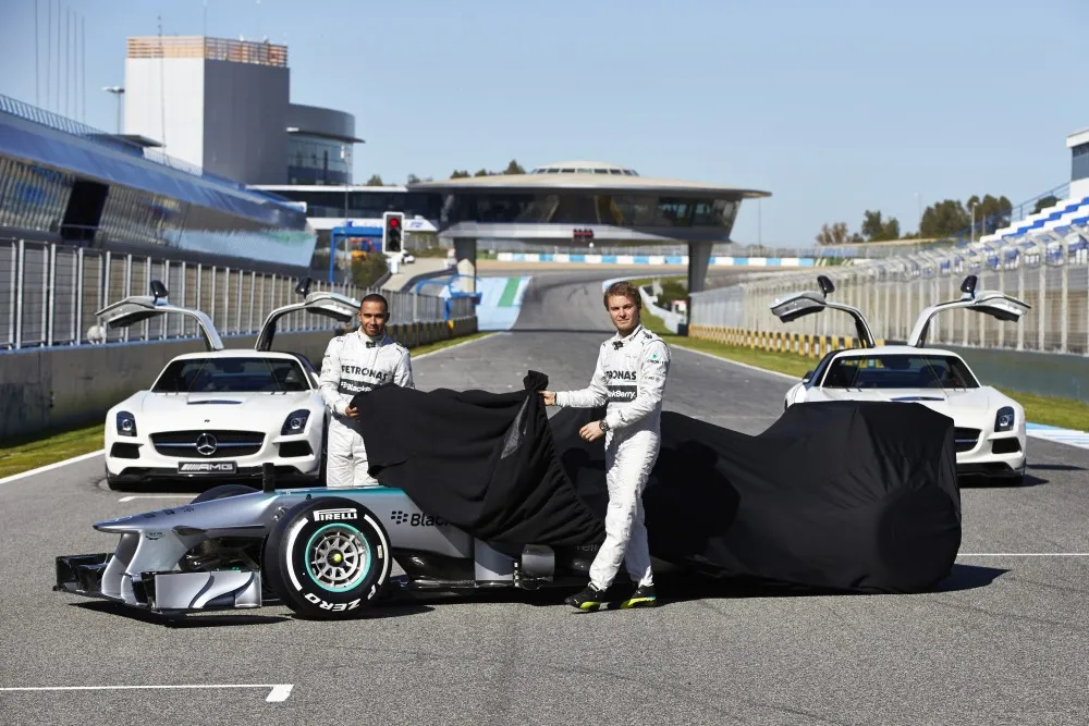 Der Mercedes W04 erblickt die spanische Sonne