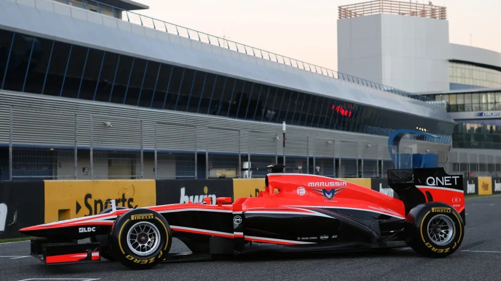 Der neue Marussia MR02 vor den Boxen in Jerez.