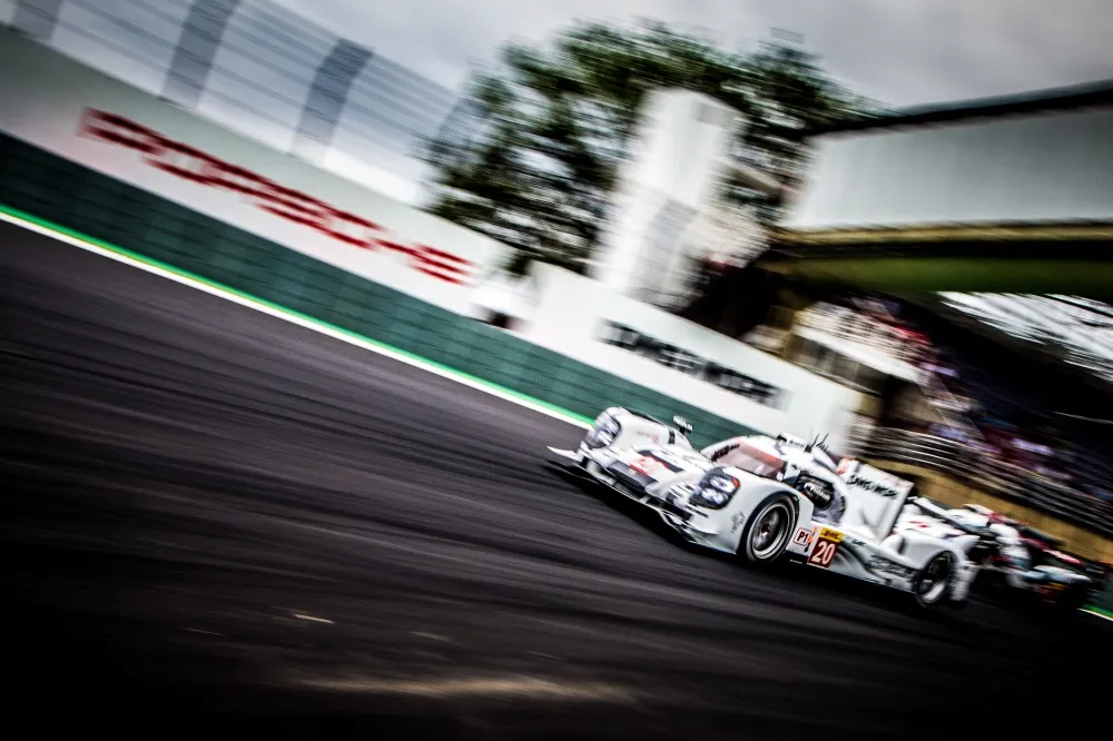 Pole Position für das Porsche Trio Webber/Hartley/Bernhard