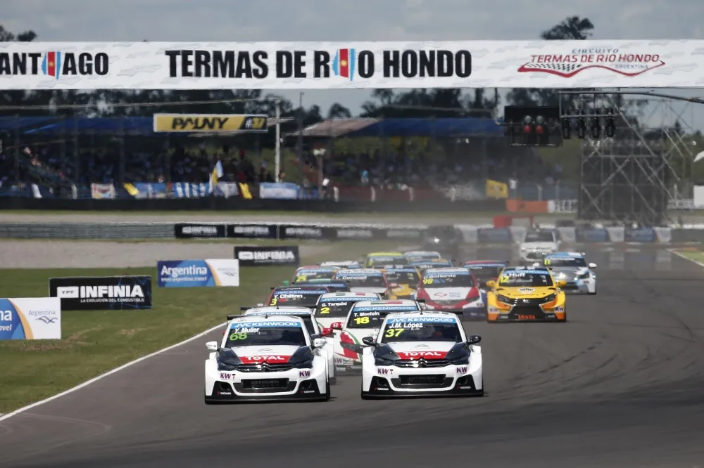 Start zu Rennen 1: Citroen in Front