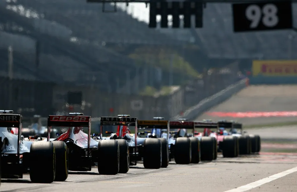 20 Boliden bereit zum Start des China GP 2015