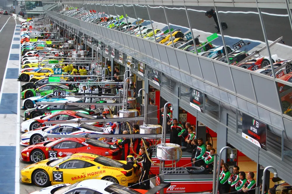 Volle Boxengasse bei der Blancpain Endurance Series
