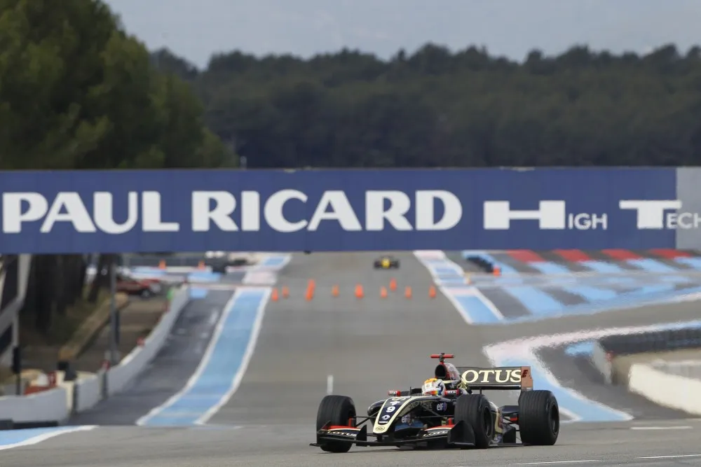 Testfahrten der Formel Renault Weltserie in Paul Ricard - Hier Marco Sorensen