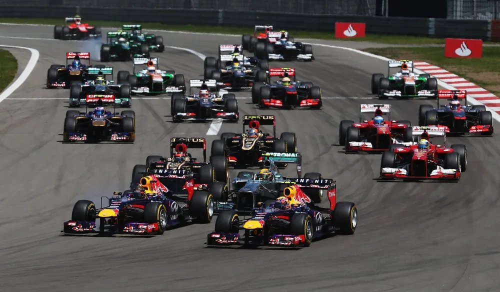 Die Red Bull führen am Start