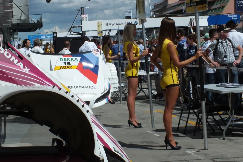 Der Pitwalk am Samstag: Viel zum sehen für die Fans