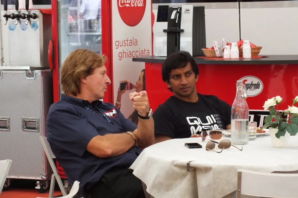 Der Trainingsschnellste Narain Karthikeyan mit David Sears