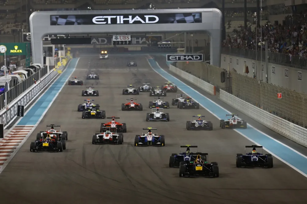 Start zu Rennen 1: Daniil Kvyat führt das Feld an
