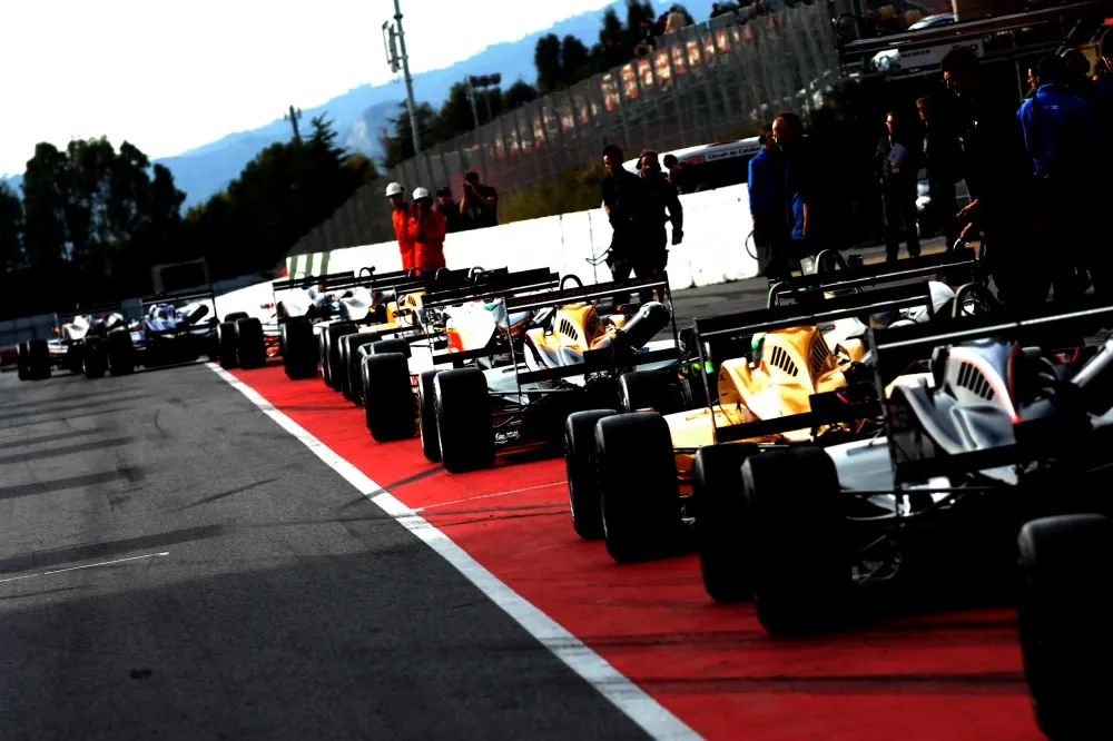 30 Formel 3 Boliden auf dem Circuit de Barcelona