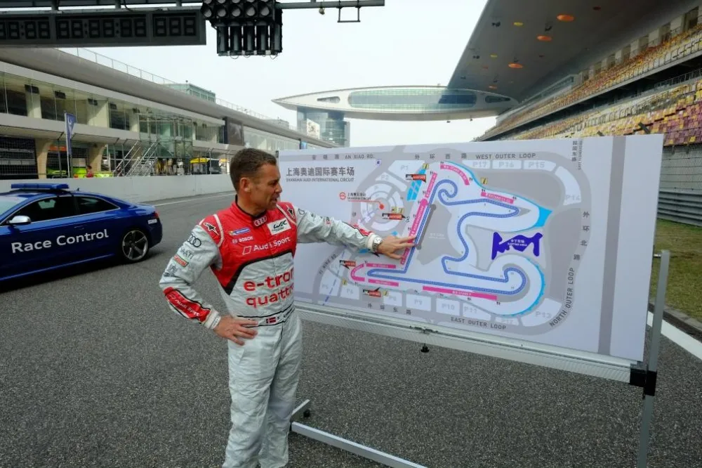 Tom Kristensen studiert den Kurs von Shanghai