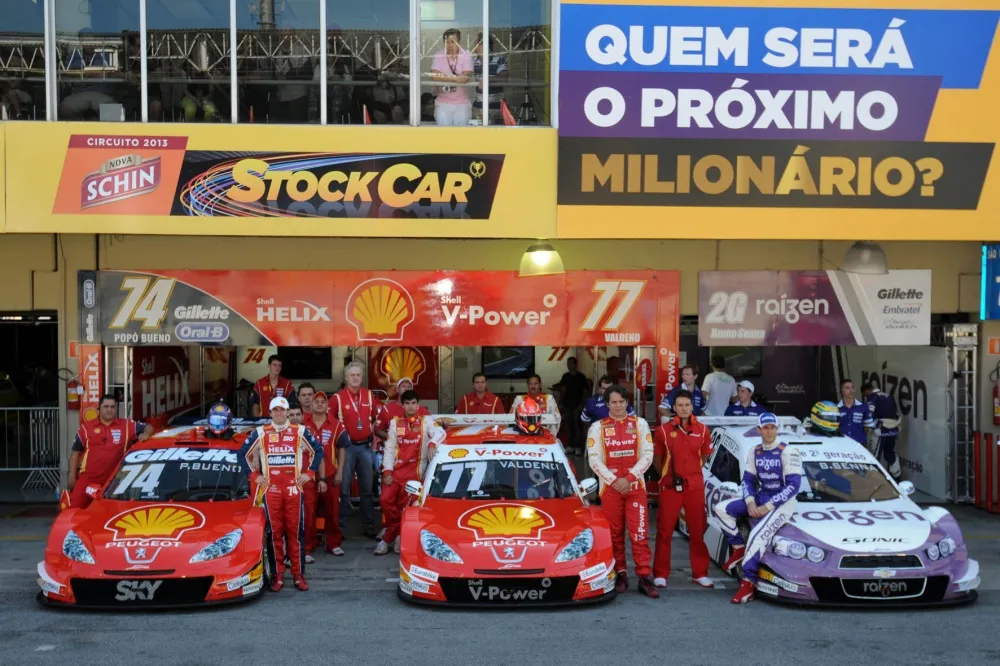 prominenter Gaststarter im Team Shell: Bruno Senna in violett