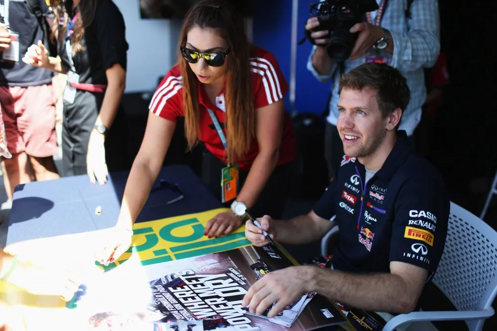 Sebastian Vettel: Der Weltmeister gibt Autogramme