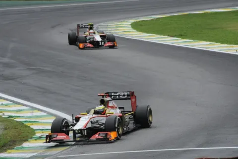 Pedro de la Rosa vor Narain Karthikeyan in Interlagos: Das letzte Rennen 2013.