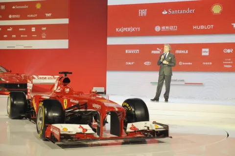 Luca di Montezemolo zeigt den Ferrari F138