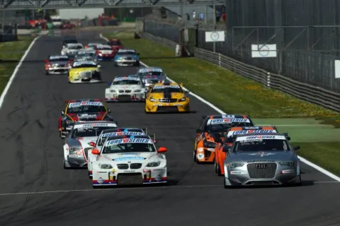 Vor dem Start zu Rennen 2: Umgekehrte Reihenfolge der ersten 8