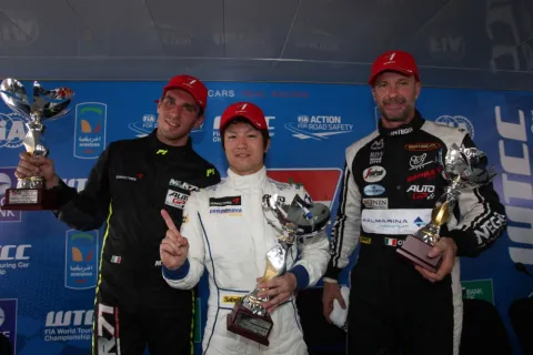 Überraschungen auf dem Podium: LaRosa und Cipriani neben Sieger Kimiya Sato