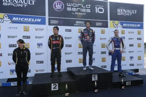 Podium am Sonntag: Carlos Sainz gewinnt vor Marlon Stöckinger und Sergey Sirotkin