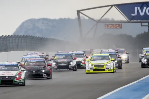 Start zu Rennen 1: Tarquini führt