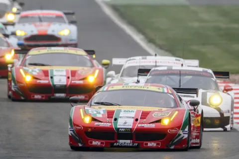 Kampf in der GT Klasse: Ferrari gegen Porsche gegen Aston Martin