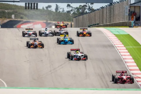 Start in eine neue Ära? 12 Autos beim Auftakt der FA1