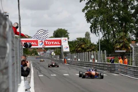 Felix Rosenqvist bezwingt Esteban Ocon