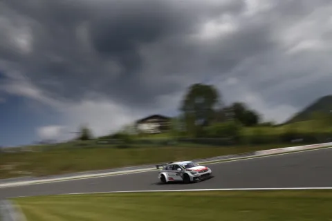 Yvan Muller siegt im ersten Rennen